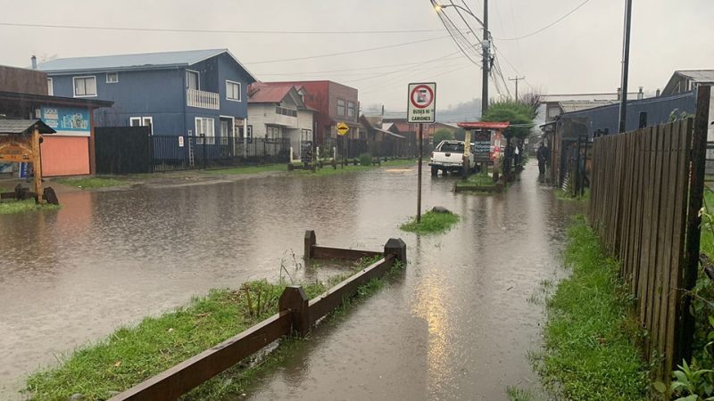 Reportan calles anegadas en Panguipulli por sistema frontal