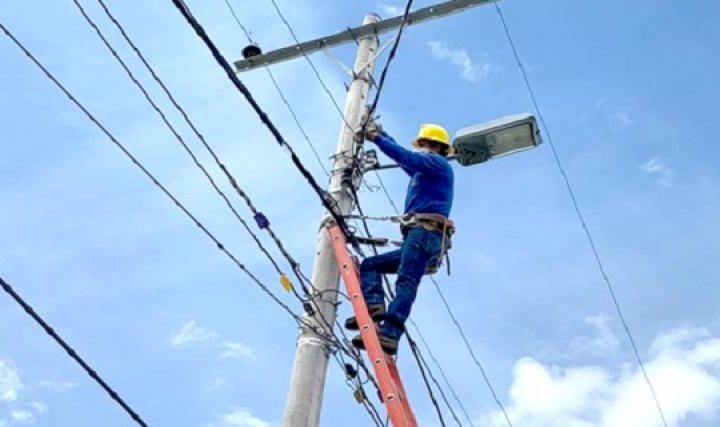 Saesa confirma más de 1.300 clientes sin suministro eléctrico en la Región: hay compensaciones