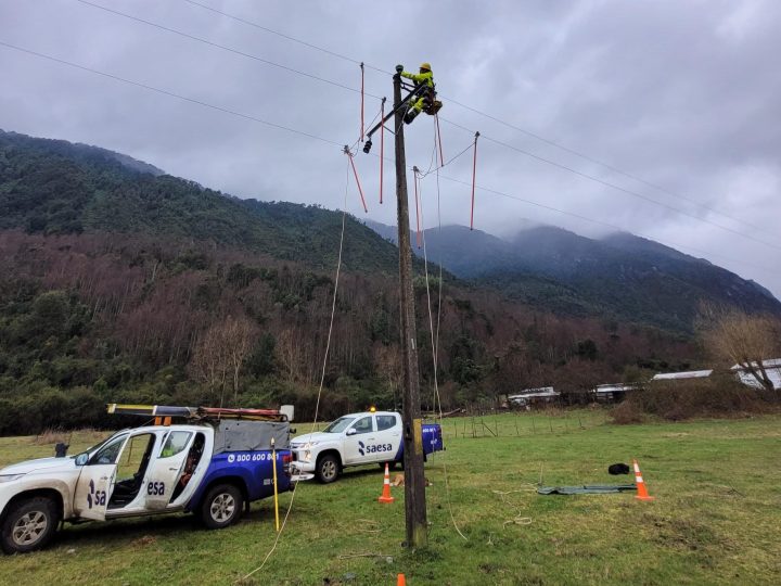 Saesa informa avances de su plan de reconstrucción de infraestructura y normalización del servicio eléctrico en la Región