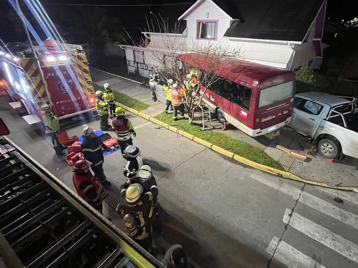 10 personas involucradas: minibus colisionó con camioneta e impactó una casa