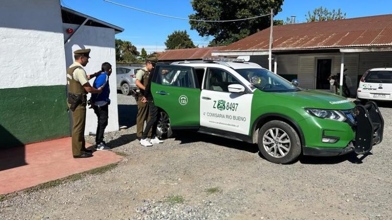 Delincuentes fueron detenidos tras robar ocho packs de cervezas