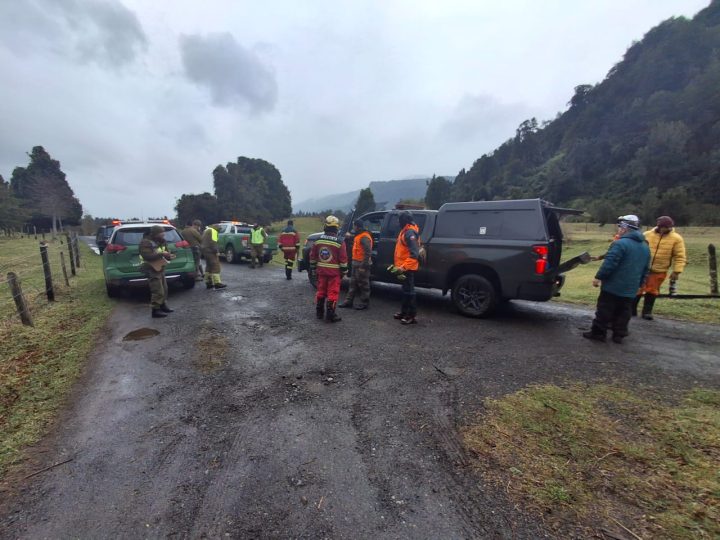 Encuentran con vida a pareja buscada en volcán Puyehue