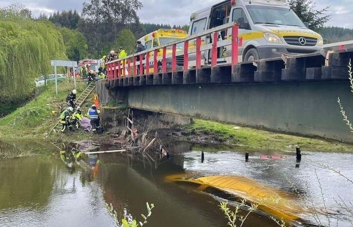 Furgón escolar desbarrancó a las aguas de un río