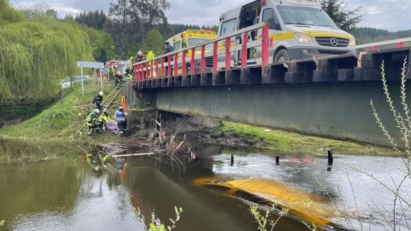 Furgón escolar desbarrancó a las aguas de un río