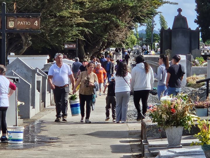 Masiva presencia de deudos marcó Día de Todos los Santos