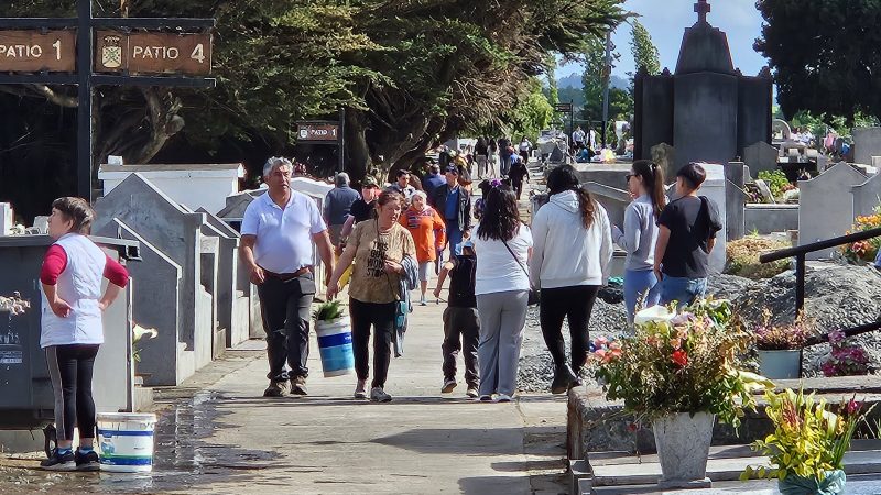 Masiva presencia de deudos marcó Día de Todos los Santos