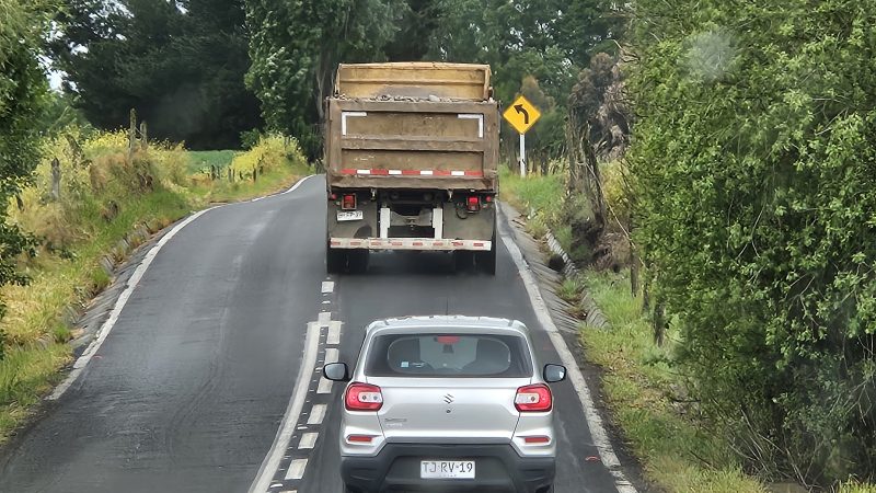 De la alegría a la preocupación: incesante paso de camiones de alto tonelaje asusta a vecinos de Choroico y Tronlico