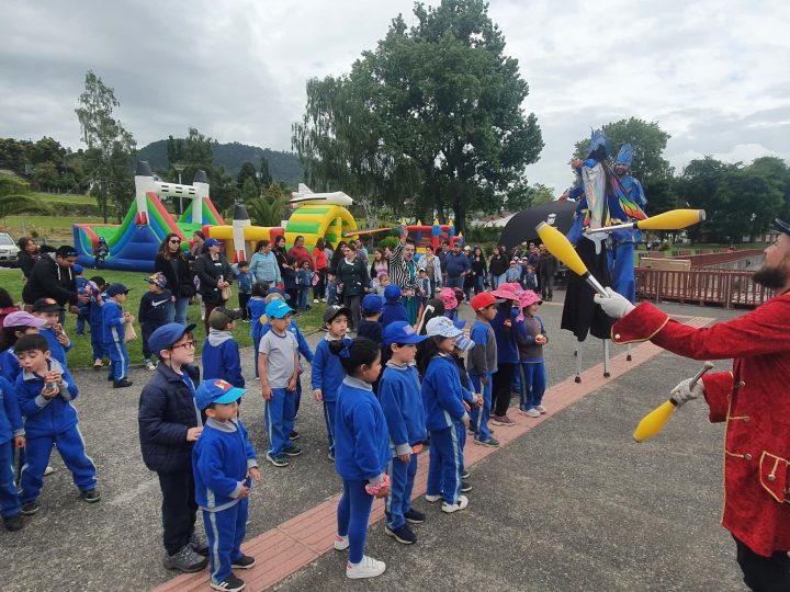 Con recolección de 16 mil pilas, campeonato de pesca y show musical, se está celebrando el Día del Lago