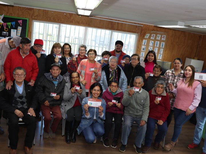 Veinte adultos mayores recibieron credenciales para emergencias