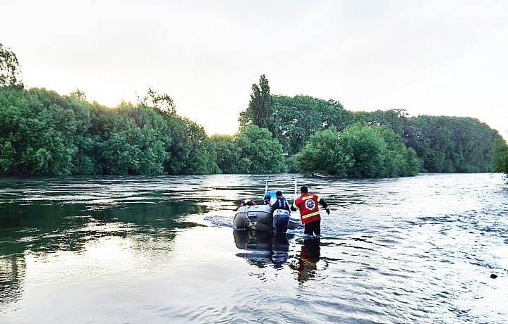 Rescataron con vida a una mujer que se lanzó al río Rahue