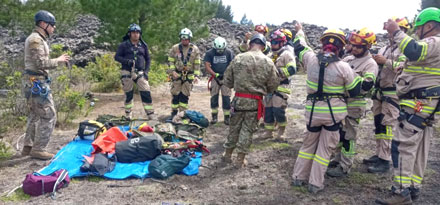 Bomberos recibieron capacitación en rescate agreste por parte de instructores del Ejército