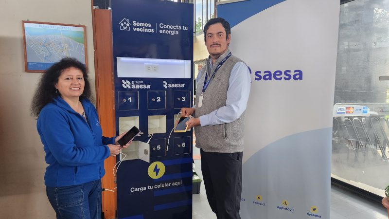 Se inauguran nuevos tótems de carga para celulares en Los Lagos, Mariquina y Panguipulli