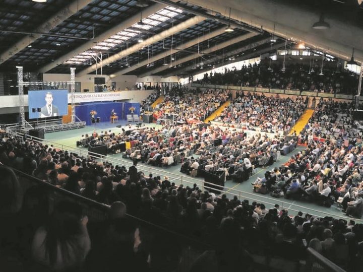 Casi tres mil personas asistieron a bautismos en Coliseo Municipal