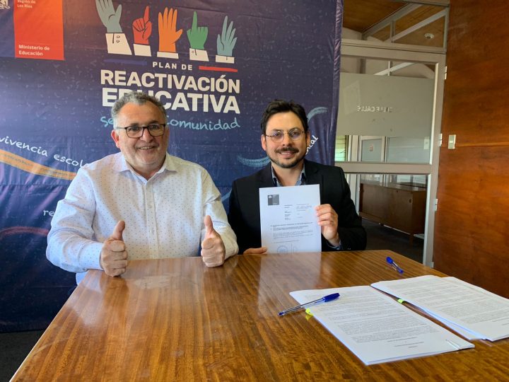 Alcalde Quezada celebró la firma de convenio que permitirá la recuperación de las salas de clases quemadas en la escuela Radimadi