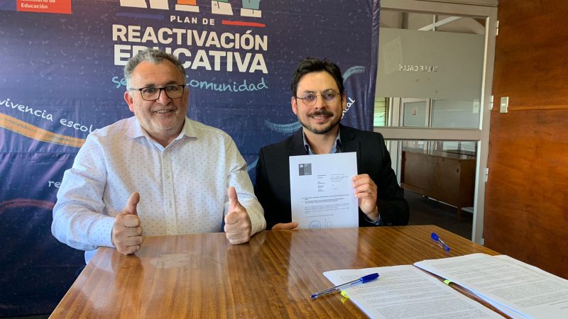 Alcalde Quezada celebró la firma de convenio que permitirá la recuperación de las salas de clases quemadas en la escuela Radimadi