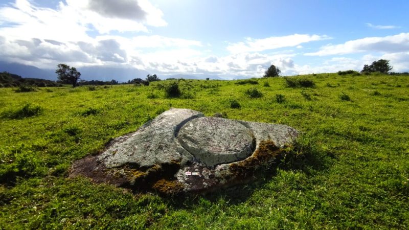 Hallazgo histórico en Bahía Coique: descubren único calendario solar lítico identificado en territorio ancestral mapuche