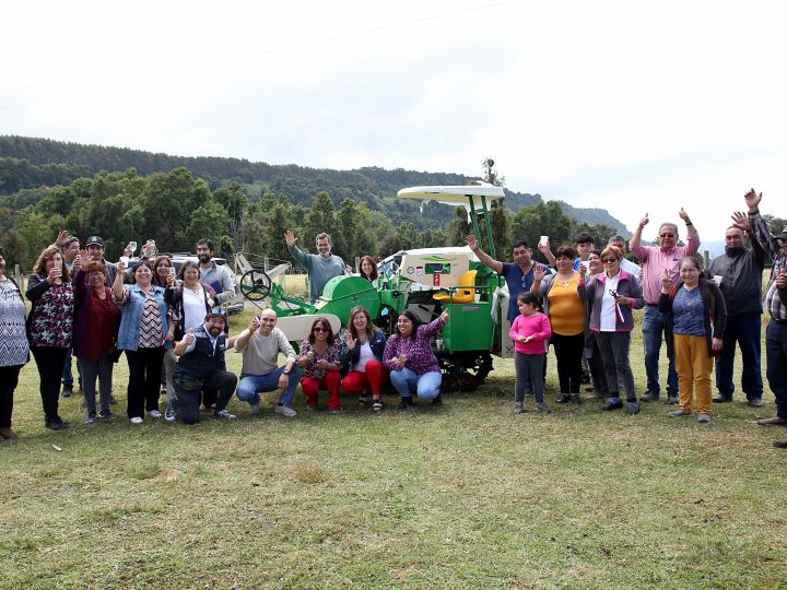 Entregan nueva trilladora a 16 familias de Mantilhue Alto, fortaleciendo la autonomía de los pequeños agricultores