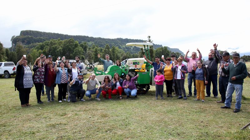 Entregan nueva trilladora a 16 familias de Mantilhue Alto, fortaleciendo la autonomía de los pequeños agricultores