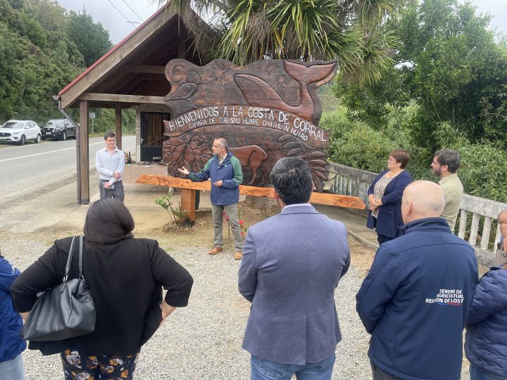 Autoridades y vecinos inauguraron señalética turística en Corral promovida por CONAF y TNC