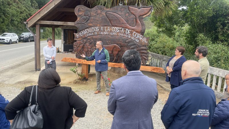 Autoridades y vecinos inauguraron señalética turística en Corral promovida por CONAF y TNC