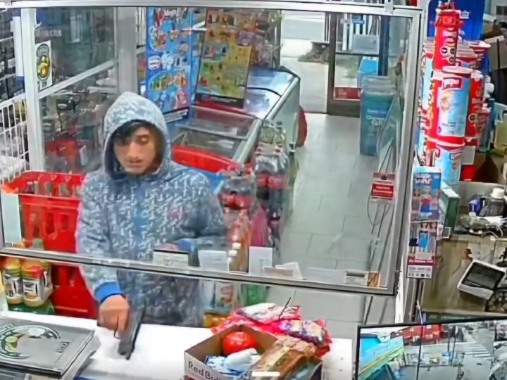 Insólito: Delincuente intentó asaltar negocio en y terminó comprando dulces