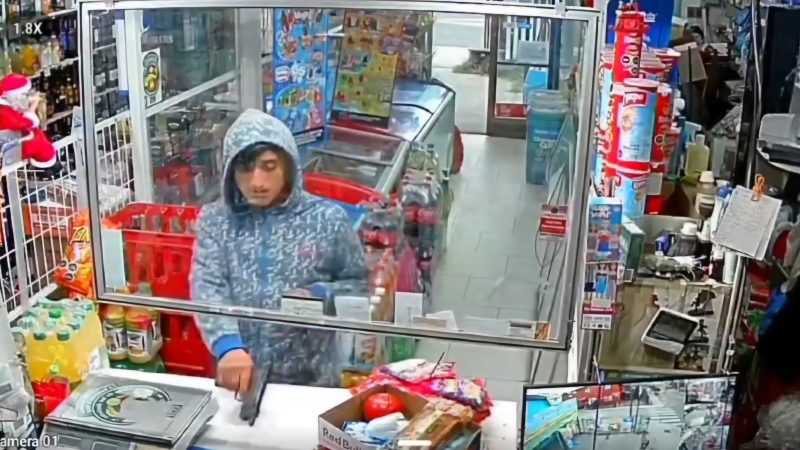 Insólito: Delincuente intentó asaltar negocio en y terminó comprando dulces