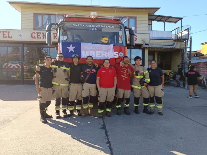 Bomberos de la región de Los Ríos viajaron hacia La Araucanía para ayudar a combatir incendios